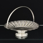 METAL PRATEADO, uma (1) petisqueira no formato de concha com concavidade para acoplar recipiente cilíndrico, marca WOLFF (tradição desde 1894), medindo 29,5 x 27,5 cm, vide foto.