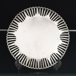 METAL PRATEADO, uma (1) pequena fruteira baixa, borda recortada e vazada, marca MERIDIONAL, espessada a prata na técnica EPS (electro plate silver), medindo 18 cm diâmetro, vide foto.