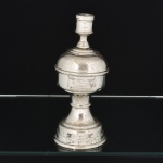 METAL PRATEADO, um (1) antigo castiçal francês, marca BARBIER BERNARD & TURENNE, rue Curial 82  Paris, (fundada em 1862 por Frederic Barbier e Stanislas Fenestre, como Barbier & Fenestre; em 1887 virou Barbier & Cie; em 1889 virou Barbier & Bernard; no início do século XX virou Barbier, Bernard & Turenne, começou fabricando equipamentos para farol, pouco tempo depois construía o farol completo; em 1982 foi dissolvida), medindo 22 cm altura, vide foto.