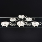 METAL PRATEADO, seis (6) taças para sobremesa, bojo em meia esfera, pés com terminações esféricas, alça ornada com guirlanda de tulipas, sem marca de manufatura aparente, medindo 8 cm diâmetro mais a alça, vide foto.