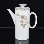 PORCELANA, um (1) bule para café com tampa, ornado com rosas, tom sir tom, detalhes prateados, modelo MEDAILLON, manufatura RENNER (Porto Alegre, RS, fundada em 1942; em 1998 foi vendida para a Vista Alegre de Portugal; em 1999 mudou a razão social para Vista Alegre do Brasil), medindo 23 cm altura, vide foto.