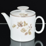 PORCELANA, um (1) bule para chá com tampa, ornado com rosas, tom sir tom, detalhes prateados, modelo MEDAILLON, manufatura RENNER (Porto Alegre, RS, fundada em 1942; em 1998 foi vendida para a Vista Alegre de Portugal; em 1999 mudou a razão social para Vista Alegre do Brasil), medindo 14 cm altura, vide foto.