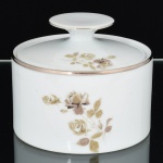 PORCELANA, um (1) açucareiro com tampa, ornado com rosas, tom sir tom, detalhes prateados, modelo MEDAILLON, manufatura RENNER (Porto Alegre, RS, fundada em 1942; em 1998 foi vendida para a Vista Alegre de Portugal; em 1999 mudou a razão social para Vista Alegre do Brasil), medindo 10 cm altura, vide foto.