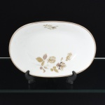 PORCELANA, uma (1) travessa oval de borda alta, ornada com rosas, tom sir tom, detalhes prateados, modelo MEDAILLON, manufatura RENNER (Porto Alegre, RS, fundada em 1942; em 1998 foi vendida para a Vista Alegre de Portugal; em 1999 mudou a razão social para Vista Alegre do Brasil), medindo 23 x 15 x 4,5 cm, vide foto.