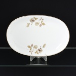 PORCELANA, uma (1) travessa oval, ornada com rosas, tom sir tom, detalhes prateados, modelo MEDAILLON, manufatura RENNER (Porto Alegre, RS, fundada em 1942; em 1998 foi vendida para a Vista Alegre de Portugal; em 1999 mudou a razão social para Vista Alegre do Brasil), medindo 33 x 22,5 cm, vide foto.
