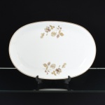 PORCELANA, uma (1) travessa oval, ornada com rosas, tom sir tom, detalhes prateados, modelo MEDAILLON, manufatura RENNER (Porto Alegre, RS, fundada em 1942; em 1998 foi vendida para a Vista Alegre de Portugal; em 1999 mudou a razão social para Vista Alegre do Brasil), medindo 36 x 24,5 cm, vide foto.