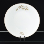 PORCELANA, uma (1) saladeira tipo bowl, ornada com rosas, tom sir tom, detalhes prateados, modelo MEDAILLON, manufatura RENNER (Porto Alegre, RS, fundada em 1942; em 1998 foi vendida para a Vista Alegre de Portugal; em 1999 mudou a razão social para Vista Alegre do Brasil), medindo 26,5 cm diâmetro e 6,5 cm altura, vide foto.