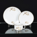 PORCELANA, um (1) trio para chá (xícara, pires e prato de bolo), ornado com rosas, tom sir tom, detalhes prateados, modelo MEDAILLON, manufatura RENNER (Porto Alegre, RS, fundada em 1942; em 1998 foi vendida para a Vista Alegre de Portugal; em 1999 mudou a razão social para Vista Alegre do Brasil), medindo a maior peça 19 cm diâmetro, ideal para coleção de cristaleira, vide foto.
