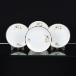 PORCELANA, quatro (4) pratos para sobremesa, ornados com rosas, tom sir tom, detalhes prateados, modelo MEDAILLON, manufatura RENNER (Porto Alegre, RS, fundada em 1942; em 1998 foi vendida para a Vista Alegre de Portugal; em 1999 mudou a razão social para Vista Alegre do Brasil), medindo 19 cm diâmetro, vide foto.