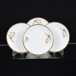 PORCELANA, quatro (4) pratos de bolo, ornados com rosas, tom sir tom, detalhes dourados, modelo MEDAILLON, manufatura RENNER (Porto Alegre, RS, fundada em 1942; em 1998 foi vendida para a Vista Alegre de Portugal; em 1999 mudou a razão social para Vista Alegre do Brasil), medindo 17 cm diâmetro, vide foto.