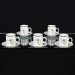 PORCELANA, cinco (5) xícaras para café com cinco pires, ornadas com rosas, tom sir tom, detalhes dourados, modelo MEDAILLON, manufatura RENNER (Porto Alegre, RS, fundada em 1942; em 1998 foi vendida para a Vista Alegre de Portugal; em 1999 mudou a razão social para Vista Alegre do Brasil), vide foto.