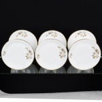 PORCELANA, seis (6) pratos rasos, ornados com rosas, tom sir tom, detalhes dourados, modelo MEDAILLON, manufatura RENNER (Porto Alegre, RS, fundada em 1942; em 1998 foi vendida para a Vista Alegre de Portugal; em 1999 mudou a razão social para Vista Alegre do Brasil), dois com desgastes no dourado, medindo 24,5 cm diâmetro, vide foto.