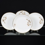 PORCELANA, quatro (4) pratos rasos, ornados com rosas, tom sir tom, detalhes dourados, modelo MEDAILLON, manufatura RENNER (Porto Alegre, RS, fundada em 1942; em 1998 foi vendida para a Vista Alegre de Portugal; em 1999 mudou a razão social para Vista Alegre do Brasil), medindo 24,5 cm diâmetro, vide foto.
