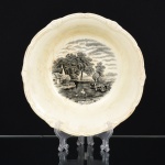 FAIANÇA INGLESA, uma (1) saladeira tipo bowl, marca  W. H. GRINDLEY & Co (fundada em 1880 por William Harry Grindley em parceria com J & G. Meakin; 1884 terminou a parceria; 1926 morreu Grindley; 1960 Alfred Clough assume a empresa; 1991 fechou a fabrica), série ou modelo SCENES AFTER CONSTABLE, tomada: THE HAY-WAIN, tonalidade preta sobre fundo branco amarelado, possui manchas e craquejados, medindo 24 cm diâmetro e 6,5 cm altura, vide foto.