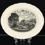 FAIANÇA INGLESA, uma (1) travessa oval, marca  W. H. GRINDLEY & Co (fundada em 1880 por William Harry Grindley em parceria com J & G. Meakin; 1884 terminou a parceria; 1926 morreu Grindley; 1960 Alfred Clough assume a empresa; 1991 fechou a fabrica), série ou modelo SCENES AFTER CONSTABLE, tomada: THE GLEBE FARM, tonalidade preta sobre fundo branco amarelado, ínfimas manchas e craquejados, medindo 35,5 x 29,5 cm, vide foto.