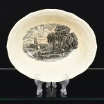 FAIANÇA INGLESA, uma (1) travessa oval de borda alta, marca  W. H. GRINDLEY & Co (fundada em 1880 por William Harry Grindley em parceria com J & G. Meakin; 1884 terminou a parceria; 1926 morreu Grindley; 1960 Alfred Clough assume a empresa; 1991 fechou a fabrica), série ou modelo SCENES AFTER CONSTABLE, tomada: STOKE BY NAYLAND, tonalidade preta sobre fundo branco amarelado, possui manchas e craquejados, medindo 23,5 x 19,5 x 6,5 cm, vide foto.