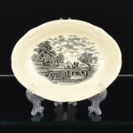 FAIANÇA INGLESA, uma (1) pequena travessa oval de borda alta, marca  W. H. GRINDLEY & Co (fundada em 1880 por William Harry Grindley em parceria com J & G. Meakin; 1884 terminou a parceria; 1926 morreu Grindley; 1960 Alfred Clough assume a empresa; 1991 fechou a fabrica), série ou modelo SCENES AFTER CONSTABLE, tomada: THE LEAPING HORSE, tonalidade preta sobre fundo branco amarelado, ínfimas manchas e craquejados, medindo 20 x 15 x 3,5 cm, vide foto.