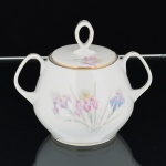PORCELANA, um (1) açucareiro com tampa, ornamentação floral policromada, arremates com frisos a ouro, marca STEATITA (Campo Largo, PR, funcionou de 1954 a 1994), medindo 11 cm altura, vide foto.