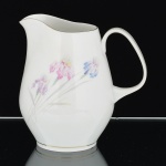 PORCELANA, uma (1) cremeira, ornamentação floral policromada, arremates com frisos a ouro, marca STEATITA (Campo Largo, PR, funcionou de 1954 a 1994), medindo 16 cm altura, vide foto.