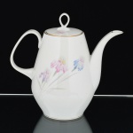 PORCELANA, um (1) bule com tampa para café, ornamentação floral policromada, arremates com frisos a ouro, marca STEATITA (Campo Largo, PR, funcionou de 1954 a 1994), medindo 18,5 cm altura, vide foto.