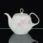 PORCELANA, um (1) bule com tampa para chá, ornamentação floral policromada, arremates com frisos a ouro, marca STEATITA (Campo Largo, PR, funcionou de 1954 a 1994), medindo 14 cm altura, vide foto.