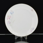 PORCELANA, um (1) medalhão para torta ou bolo, ornamentação floral policromada, arremates com frisos a ouro, marca STEATITA (Campo Largo, PR, funcionou de 1954 a 1994), medindo 25,5 cm diâmetro, vide foto.