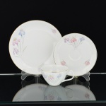 PORCELANA, um (1) trio para chá (xícara, pires e prato de bolo), ornamentação floral policromada, arremates com frisos a ouro, marca STEATITA (Campo Largo, PR, funcionou de 1954 a 1994), ideal para coleção de cristaleira, medindo a maior peça 18,5 cm diâmetro, vide foto.