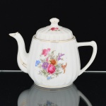 PORCELANA, um (1) antigo bule com tampa para chá, modelado em caneluras verticais, ornamentação floral policromada, arremates com frisos a ouro, sem marca de manufatura aparente, medindo 16 cm altura, vide foto.