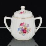 PORCELANA, um (1) antigo açucareiro com tampa, modelado em caneluras verticais, ornamentação floral policromada, arremates com frisos a ouro, sem marca de manufatura aparente, medindo 13 cm altura, vide foto.