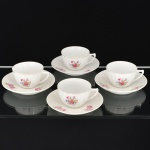 PORCELANA, quatro (4) xícaras para chá com quatro pires, modeladas em caneluras verticais, ornamentação floral policromada, arremates com frisos a ouro, sem marca de manufatura aparente, ideais para coleção de cristaleira, vide foto.