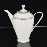 PORCELANA, um (1) bule para café, tonalidade branca, detalhes prateados com barrado grego, marca MAUÁ (Mauá, SP, 1937 a 1968), medindo 18 cm altura, vide foto.