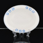 FAIANÇA, uma (1) antiga travessa oval de borda alta, ornamentação floral e friso na borda na tonalidade azul, marca SANTO EUGÊNIO (São José dos Campos, SP, 1921 a 1967, fundada por Eugênio Bonadio que faleceu antes mesmo da inauguração e foi substituído pela sua esposa Anna Bonadio, produzia azulejos e louças de mesa; em 1967 foi desativada), medindo 25,5 x 20 x 5 cm, vide foto.