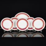 PORCELANA, conjunto com seis (6) itens: 1 medalhão para torta ou bolo, medindo 25,5 cm diâmetro e 5 pratos de sobremesa, medindo 19 cm diâmetro, ornados com faixa na tonalidade magenta, arremates a ouro com barrado vegetalista, marca SCHMIDT (Pomerode, SC; Mauá, SP; Campo Largo, PR, fundada em 1945, ainda em atividade, maior fábrica de porcelana da América Latina), o medalhão com bicado na borda, vide foto.