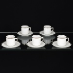 PORCELANA, cinco (5) xícaras para café, cilíndricas, tonalidade branca, detalhes prateados, marca MAUÁ (Mauá, SP, 1937 a 1968), vide foto.