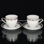 PORCELANA, par (2) xícaras para café, tonalidade branca, detalhes prateados com barrado grego, marca MAUÁ (Mauá, SP, 1937 a 1968), ideais para coleção de cristaleira, vide foto.