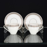 PORCELANA, par (2) xícaras para café, tonalidade branca, detalhes prateados com barrado grego, marca MAUÁ (Mauá, SP, 1937 a 1968), ideais para coleção de cristaleira, vide foto.