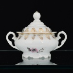 PORCELANA, um (1) açucareiro com tampa, ornado com rosa em policromia, barrado vegetalista a ouro, marca SCHMIDT (Pomerode, SC; Mauá, SP; Campo Largo, PR, fundada em 1945, ainda em atividade, maior fábrica de porcelana da América Latina), medindo 11,5 cm altura, vide foto.