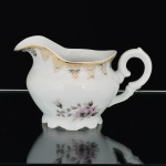 PORCELANA, uma (1) cremeira, ornado com rosa em policromia, barrado vegetalista a ouro, marca SCHMIDT (Pomerode, SC; Mauá, SP; Campo Largo, PR, fundada em 1945, ainda em atividade, maior fábrica de porcelana da América Latina), medindo 9 cm altura, vide foto.