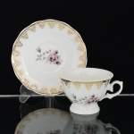 PORCELANA, uma (1) xícara de chá, ornada com rosa em policromia, barrado vegetalista a ouro, marca SCHMIDT (Pomerode, SC; Mauá, SP; Campo Largo, PR, fundada em 1945, ainda em atividade, maior fábrica de porcelana da América Latina), ideal para coleção de cristaleira, vide foto.