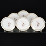 PORCELANA, seis (6) pratos para sobremesa, ornamentação floral policromada, borda com faixa dourada na técnica de esponja, marca STEATITA (Campo Largo, PR, funcionou de 1954 a 1994), medindo 18,5 cm diâmetro, vide foto.