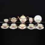 PORCELANA EUROPEIA, parte de antigo conjunto com dez (10) itens, sendo: 1 bule (bico quebrado, possui craquejados); 1 açucareiro (falta a tampa, possui craquejados e manchas); 1 cremeira (possui craquejados e manchas); 1 manteigueira com tampa e presentoir acoplado; 6 xícaras (falta o pires de uma delas, algumas peças com a coloração desbotada, uma xícara quebrada e colada, outra xícara faltando parte da base), ornamentação policromada com cena idílica baseada na obra de Angelica Kauffman (Maria Anna Angelika Kauffmann, assinava Angelica Kauffman, 1741 Coira, Suíça; 1807, Roma, Itália; pintora, foi membro fundadora da Academia Real Inglesa e membro da Academia de Belas Artes de Florença), faixa azul cobalto, arremates a ouro com desgastes, vide foto.