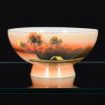 PORCELANA JAPONESA, uma (1) tigela tipo bowl, ornamentação pintada a mão em policromia, representando paisagem lacustre com casebre, marca representada pela letra H dentro de losango e os caracteres: acima Ni  Pon (Japão), abaixo produzido em Kutani, arremates a ouro com sinais de desgastes, medindo 15 cm diâmetro, vide foto.