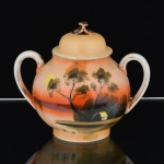 PORCELANA JAPONESA, um (1) açucareiro com tampa, ornamentação pintada a mão em policromia, representando paisagem lacustre com casebre, marca representada pela letra H dentro de losango e os caracteres: acima Ni  Pon (Japão), abaixo produzido em Kutani, arremates a ouro com sinais de desgastes, medindo 13,5 cm altura, vide foto.