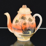 PORCELANA JAPONESA, um (1) bule para chá, ornamentação pintada a mão em policromia, representando paisagem lacustre com casebre, marca representada pela letra H dentro de losango e os caracteres: acima Ni  Pon (Japão), abaixo produzido em Kutani, arremates a ouro com sinais de desgastes, medindo 15 cm altura, vide foto.