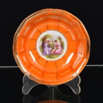 PORCELANA, uma (1) lavanda ornada em policromia com cena idílica baseada na obra de ANGELICA KAUFFMAN (Maria Anna Angelika Kauffmann, assinava Angelica Kauffman, 1741 Coira, Suíça; 1807, Roma, Itália; pintora, foi membro fundadora da Academia Real Inglesa e membro da Academia de Belas Artes de Florença), borda na tonalidade coral com arremates a ouro, sinais de desgastes, sem marca de manufatura aparente, medindo 13 cm diâmetro, vide foto.