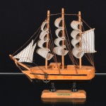 DIVERSOS, uma (1) miniatura representando barco a vela, confeccionado artesanalmente em madeira e outros materiais, souvenir do Rio de Janeiro, medindo 20 cm altura, vide foto.