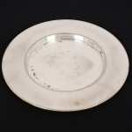 METAL PRATEADO, um (1) sousplat liso, marca WOLFF (tradição desde 1894), medindo 29 cm diâmetro, vide foto.