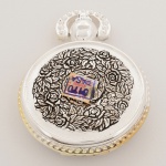 RELÓGIO, um (1) de algibeira (bolso), CÓPIA de relógio antigo, mostrador com algarismos arábicos, com a inscrição SORGE, caixa em metal prateado, medindo 48 mm diâmetro, com duas tampas relevadas em flores e esmaltadas, mecânico, acorda, funcionando, vide foto.