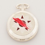 RELÓGIO, um (1) de algibeira (bolso), CÓPIA de relógio antigo, mostrador branco, radiado, com algarismos romanos, caixa em metal prateado com duas tampas a dianteira representando espaçonave esmaltada sobre uma estrela e a legenda FUTURE FAIR 1928, a traseira com espaçonave e a legenda FUTURE SPACE CITY  MILLENIUM METROPOLIS, medindo 46 mm, mecânico, a corda, funcionando e sem garantia, vide foto.