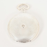 RELÓGIO, um (1) de algibeira (bolso), CÓPIA de relógio antigo, mostrador com algarismos arábicos, caixa em metal, tampas em guilhochê a traseira com visor, medindo 50 mm diâmetro, mecanismo a corda, funcionando e sem garantia, vide foto.